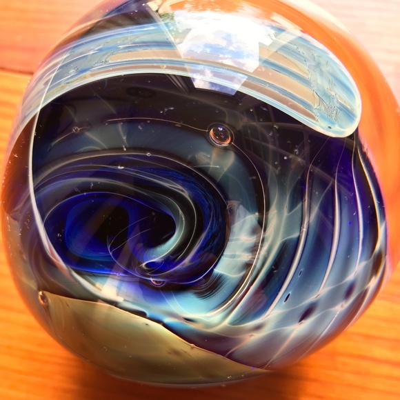 COLLECTORS SIGNED PAPERWEIGHT DEEP BLUE OCEAN - Picture 8 of 13